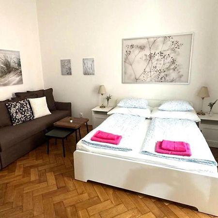 Side Street Apartments Prague Exterior photo